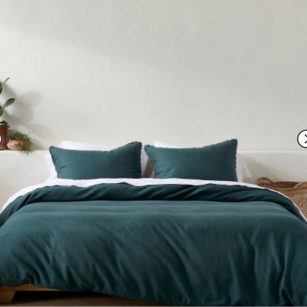 Queen. New. Heavyweight blend duvet cover only . Casaluna Collection